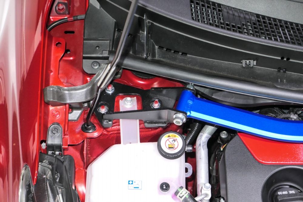 Close up aerial view of a Hardrace Front Strut Bar in Blue fitted to the offside of the car 