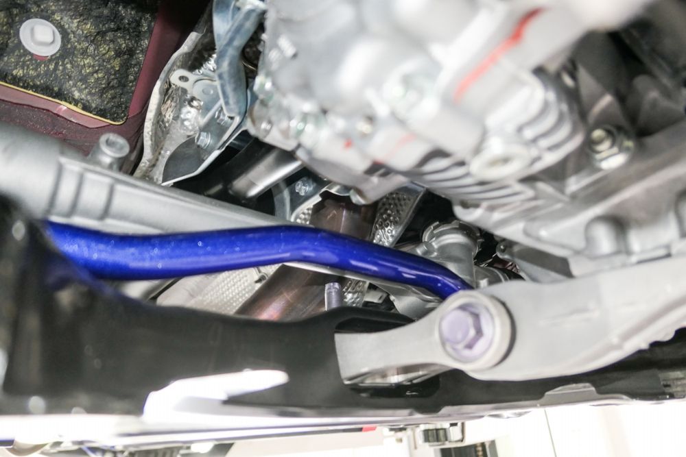 Close up view of a blue sway bar fitted to a vehicle